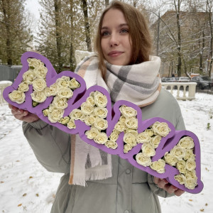 Коробка с надписью Мама из белых кустовых роз
